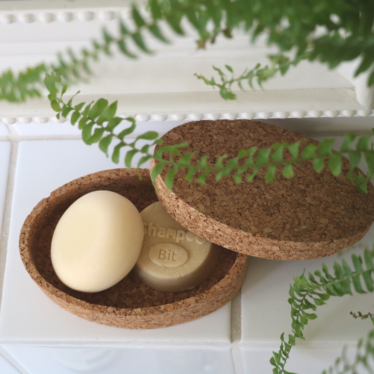 Seifendose aus Kork enthält ein Seifenstück und festes Shampoo